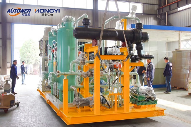     LNG氣化調(diào)壓撬的調(diào)試和注意事項(xiàng),關(guān)于LNG氣化調(diào)壓撬站的安全管理工作。  LNG氣化調(diào)壓撬的調(diào)試和注意事項(xiàng)  ①制定合理的操作規(guī)章制度      應(yīng)制定合理的LNG裝卸車操作規(guī)程、LNG儲罐倒罐操作規(guī)程、LNG氣化器操作規(guī)程、BOG復(fù)熱器操作規(guī)程、儲罐自增壓操作規(guī)程、EAG復(fù)熱器操作規(guī)程、卸車增壓器操作規(guī)程、橇裝式調(diào)壓器操作規(guī)程、BOG計(jì)量橇操作規(guī)程、LNG離心泵操作規(guī)程、天然氣加臭機(jī)操作規(guī)程、中心調(diào)度控制程序切換操作規(guī)程、消防水泵操作規(guī)程、LNG氣化站管道設(shè)備維護(hù)保養(yǎng)技術(shù)和操作手冊等。  ②建立臺賬，管理設(shè)備技術(shù)資料      應(yīng)建立維護(hù)記錄、巡查巡檢記錄、進(jìn)出人員管理記錄、各類操作記錄、應(yīng)急演練記錄、安全活動記錄，管理好設(shè)備有關(guān)技術(shù)資料和各類原始資料等。  ③制定天然氣管道、廠站事故應(yīng)急預(yù)案      應(yīng)依據(jù)有關(guān)法律、法規(guī)及相關(guān)規(guī)定，并結(jié)合企業(yè)制度及實(shí)際情況，制定天然氣管道、廠站事故應(yīng)急預(yù)案。預(yù)案應(yīng)包含事故不利因素的分析、事故危害、事故分級、事故處理響應(yīng)等級、處理的程序及后期處理。應(yīng)經(jīng)常開展不同等級的事故演練和對搶修裝備進(jìn)行檢查，大型的事故演練要聯(lián)合當(dāng)?shù)毓蚕?、安全管理部門一同進(jìn)行。  LNG氣化調(diào)壓撬的調(diào)試和注意事項(xiàng)  ④嚴(yán)格執(zhí)行上崗考試制度      各類操作人員獨(dú)立操作前必須經(jīng)過公司有關(guān)部門組織的考試，成績合格后方可獨(dú)立上崗。  ⑤加強(qiáng)對消防、防雷、防靜電設(shè)備檢查和管理      加強(qiáng)對LNG氣化站防雷、防靜電設(shè)備的定期檢查和維護(hù)保養(yǎng)，著重對消防水池、消防泵、消防水炮、儲罐噴淋管及干粉滅火器進(jìn)行檢查?？扇?xì)怏w報警設(shè)備需定期維護(hù)，確保其完好